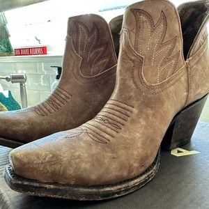 Ariat Hazel booties size 9.5